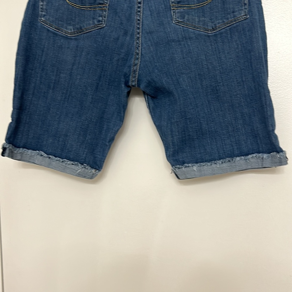 Levi’s Mid Rise Bermuda Shorts - Picture 3 of 7